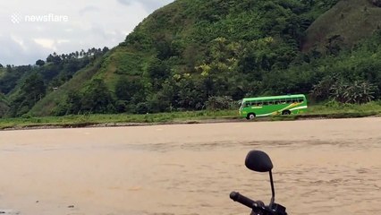 Descargar video: Ce chauffeur de bus scolaire prend d'énormes risques pour traverser une rivière en crue... Dingue