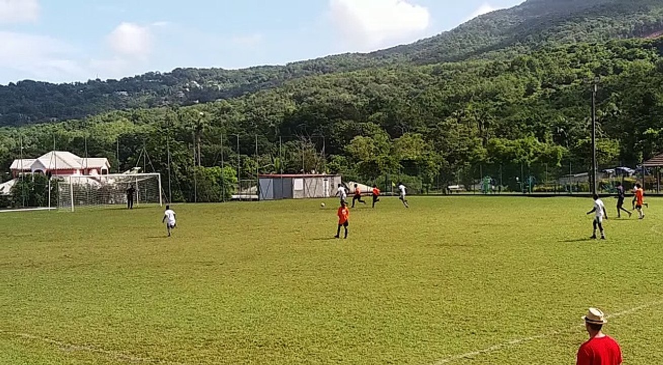 Moins de 5 après son entrée le jeune Lucas DESBONNES, sous les yeux admiratifs de sa ma maman fessait trembler les filets....