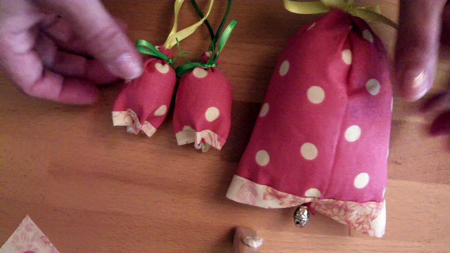 (Esferas)Campanas navideñas y tulipanes para el árbol navideño.