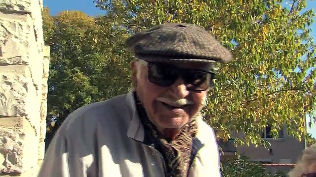 2 voiturettes électriques transportent les usagers dans le cimetière de Canto-Perdrix