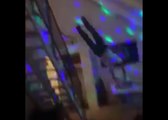 Il saute sur une table depuis des escaliers pendant une soirée!