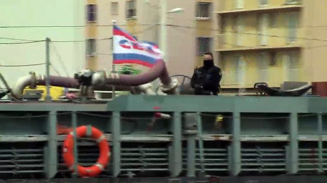La barge d'ITER a rejoint l'étang de Berre depuis Fos via le chenal de Caronte.