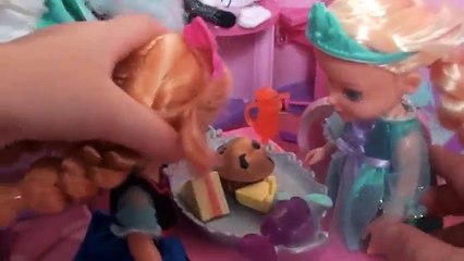 Anna and Elsa Vacation Playing in the Snow Toddlers Ice Skate Snowman Ski Fun Frozen Toys In Action