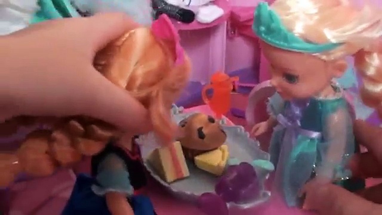 Anna and Elsa Vacation Playing in the Snow Toddlers Ice Skate Snowman Ski Fun Frozen Toys In Action
