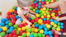 Bad Kids learn Colors with Balls in the Bath with Toys and Animals Nursery Rhymes Songs-5us-9evTOBg