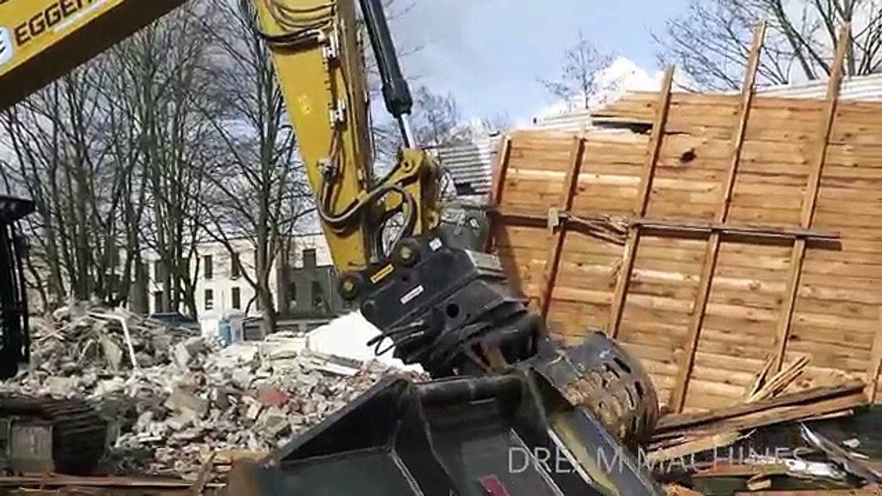 CATERPILLAR 330F BAGGER REISST HAUS AB & HEBT BAUGRUBE AUS