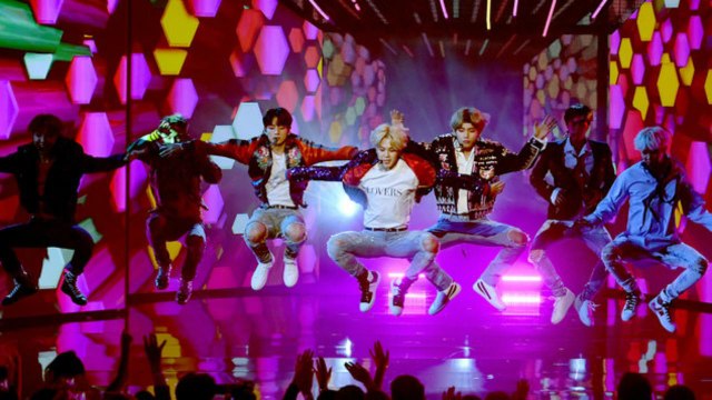AMAs 2017: BTS Makes US TV Debut with 'DNA' Performance | Billboard News