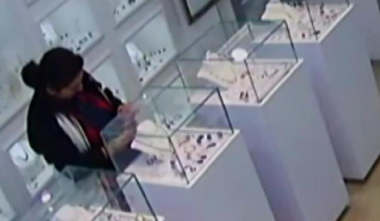 Fiyat sorma bahanesiyle 800 liralık takıyı çaldı