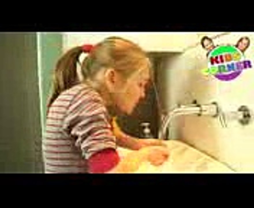 bad-baby-doctor-avelina-messy-toilet-poop-prank-amelia-toy-freaks