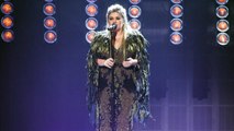 AMAs 2017: Kelly Clarkson Performs 'Miss Independent,' 'Love So Soft' | Billboard News