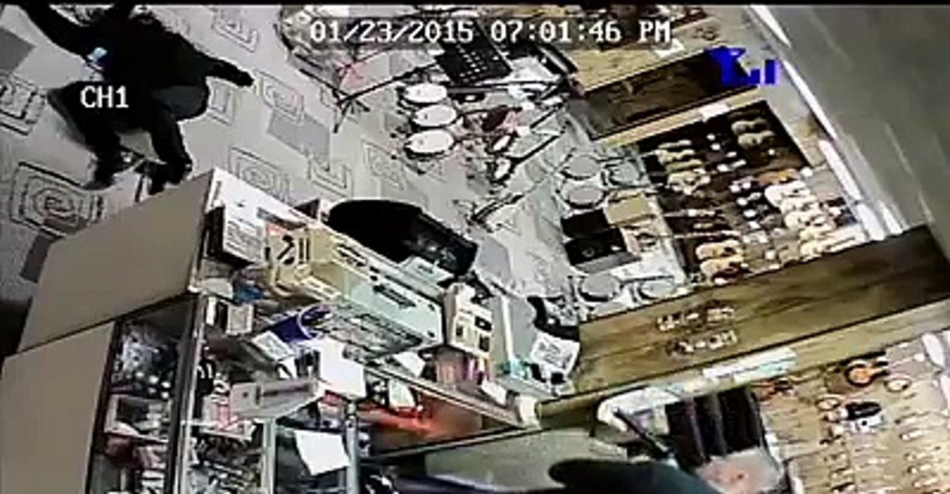 Robber plays dead after clerk pulls gun on him