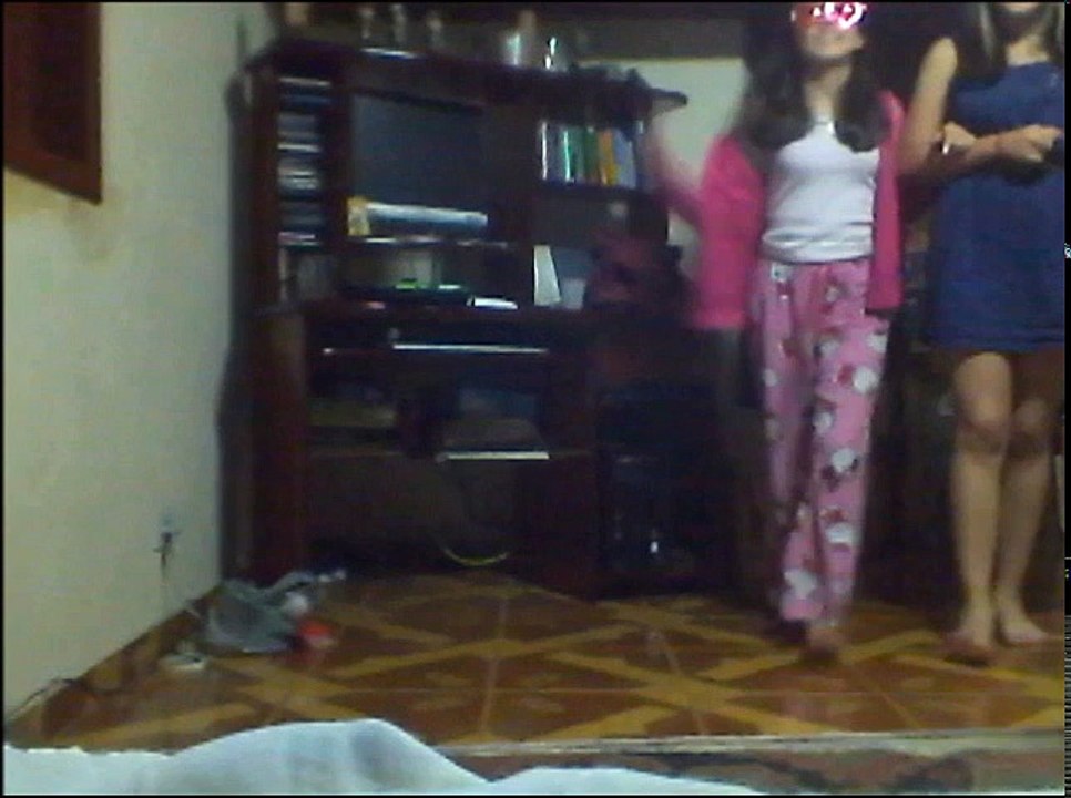 047 - LG phone with Bia and Cecilia