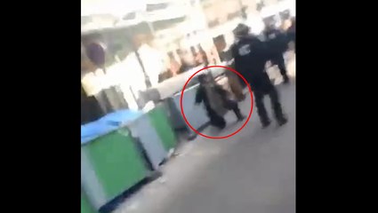 Un jeune aide une femme au sol qui aller se faire gazer par les CRS à la manifestation à Paris contre l'esclavage en Libye.
