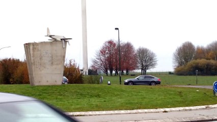 Philippeville: le rond-point de Vodecée a retrouvé un avion...en frigolite