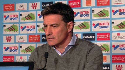 Michel explique que les journalistes ne peuvent pas voir ce qui se passe à l'intérieur du groupe