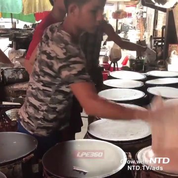 Il fait 8 crêpes en même temps... Quelle rapidité!