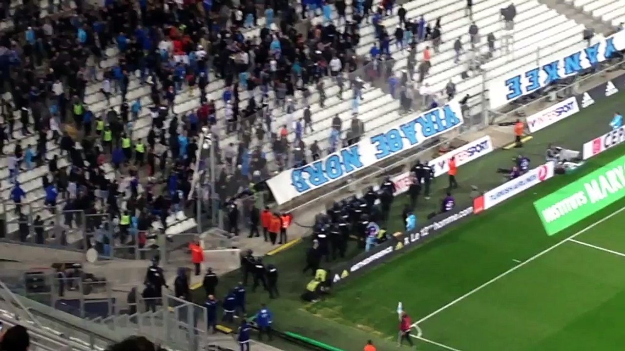 L'entrée des CRS devant le virage Nord du stade Vélodrome