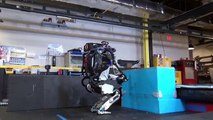 Atlas le robot fait un salto arrière