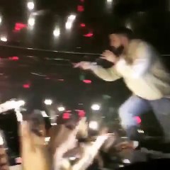 Download Video: Drake menace un homme qui tripote des spectatrices en plein concert