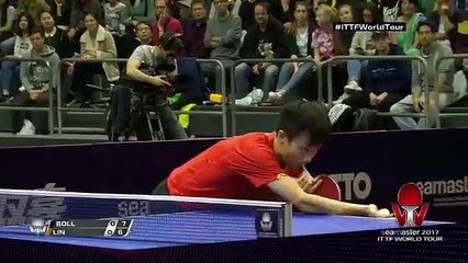 Tải video: Le joueur de tennis de table Timo Boll sauve une balle impossible en plongeant à terre