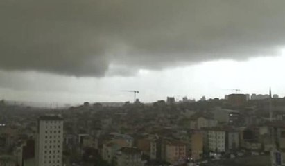 İstanbul'da sağanak yağış başladı