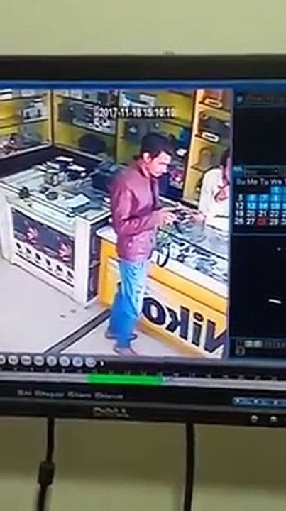 ویڈیو میں دیکھیں اسلام آباد میں واقع ایک دکان سے نوجوان کس طرح کیمرہ لے کر فرار ہو گیا۔ ویڈیو: محمد تیمور۔ اسلام آباد