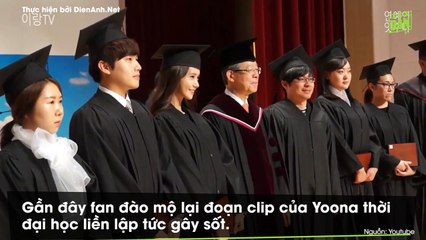 Khi sinh viên Yoona đến lớp, bạn học vây kín xung quanh chụp hình, xin chữ ký