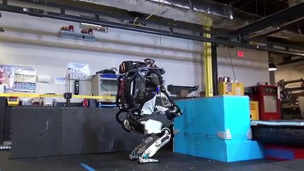 Atlas le robot fait un salto arrière