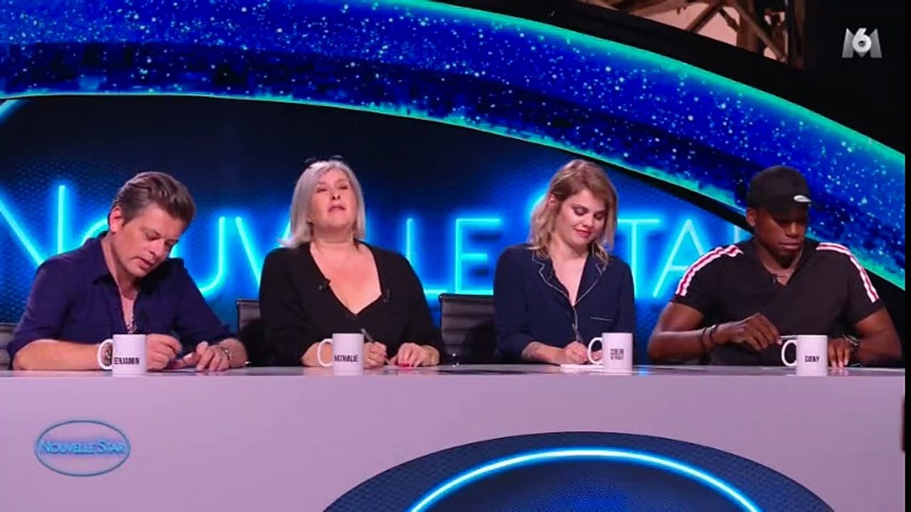 Nathalie Noennec touche les fesses d'un candidat de Nouvelle Star
