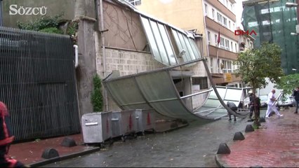 Download Video: Taksim'de sağnak yağmur öğretmen evinin çatısını uçurdu