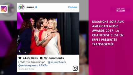 Selena Gomez fait sensation en blonde aux American Music Awards 2017 (photos)
