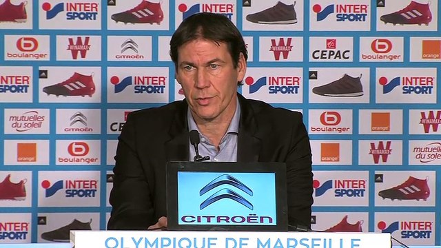 Le coach olympien en conférence de presse.