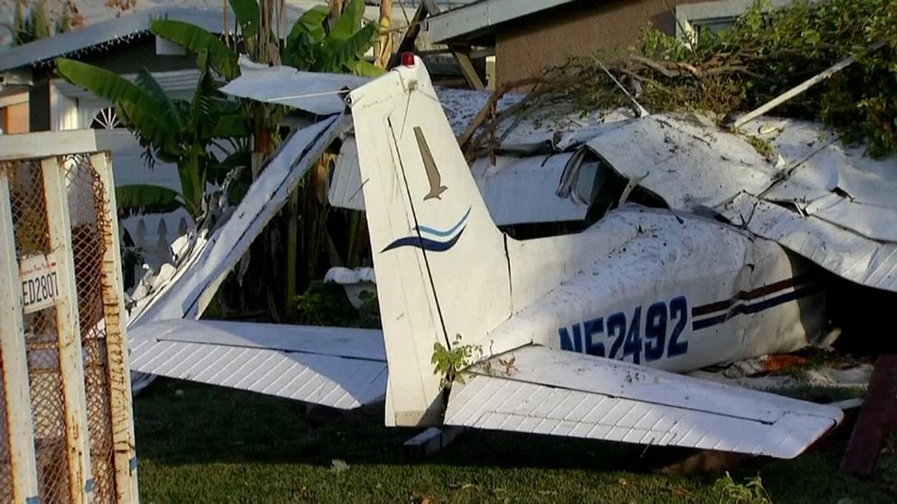 Kalifornien: Flugzeug stürzt in Wohnhaus