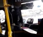 Otobüs Şoförü Yolculara Bıçak Çekti