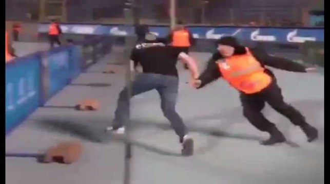 Il dribble 10 stadiers et arrive à pénétrer sur la pelouse !