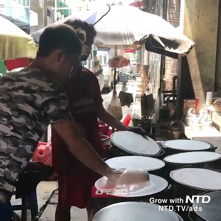 Il fait 8 crêpes en même temps... Quelle rapidité !