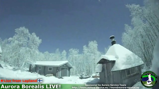 Un météore illumine le ciel en pleine nuit