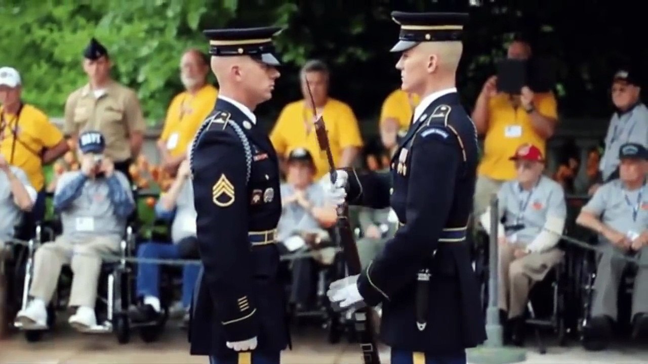 Bruitages ajoutés à cette vérification d'arme entre ces deux militaires