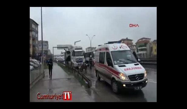 Seyir halinde açılan TIR'ın damperi üst geçide çarptı