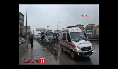 Seyir halinde açılan TIR'ın damperi üst geçide çarptı