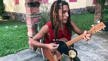 Un musicien reprend du Bob Marley en jouant de plusieurs instruments