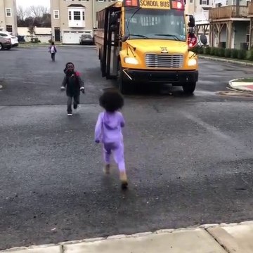 Elle attend son grand frère dans la rue à la même heure tous les jours et c'est trop mignon