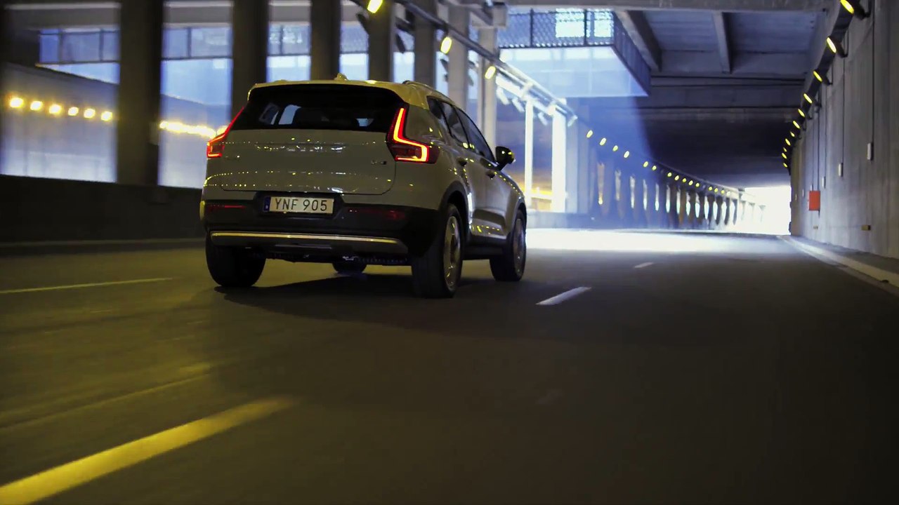 New Volvo XC40 D4 Momentum Amazon Blue Driving Video