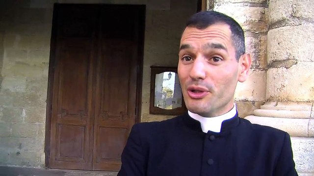 Les explications de l'Abbé Bastien Romera, Vicaire de la Paroisse de Martigues.