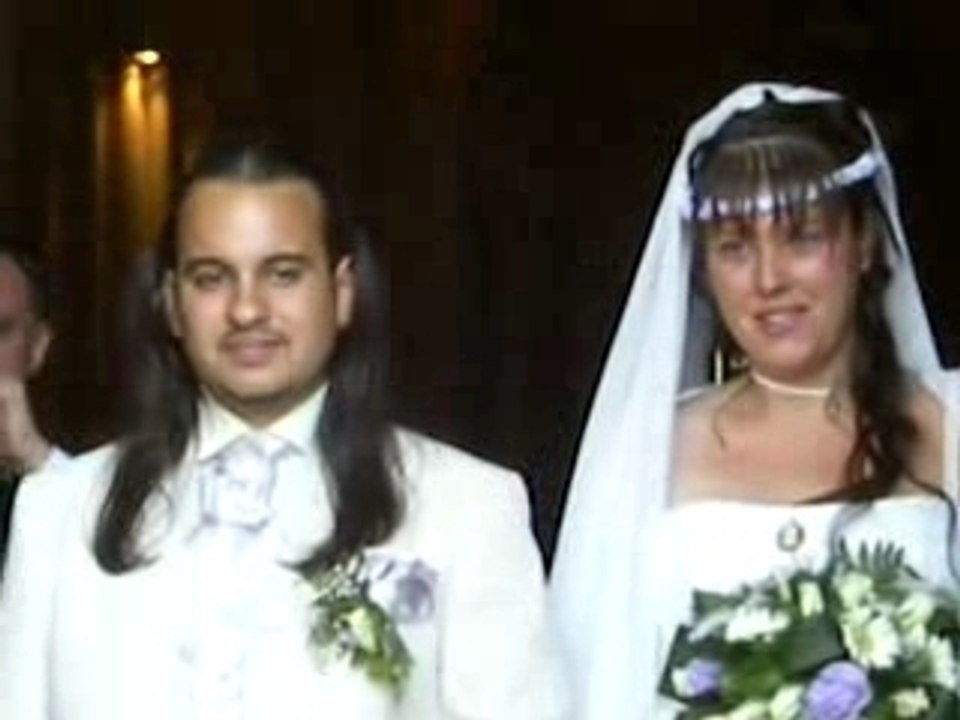 Caroline et Laurent sortant de l'église