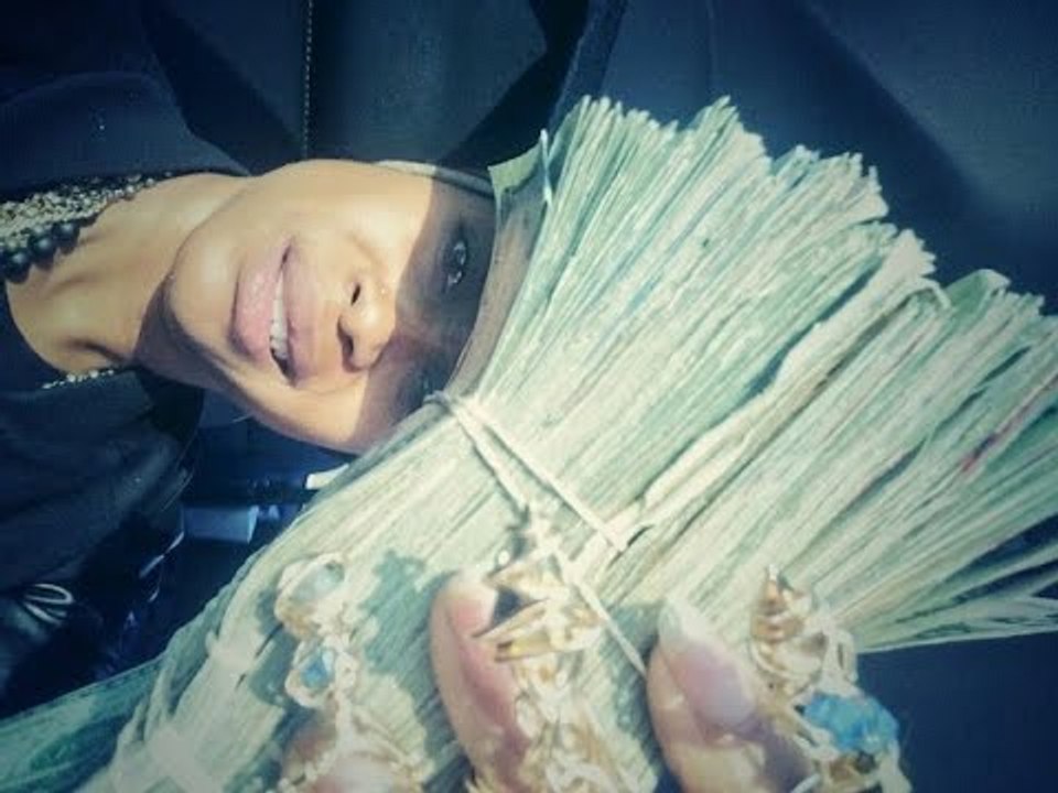 Erykah Badu Sings For Money In Times Square