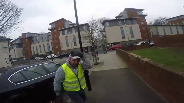 Ce cycliste eclate un gars qui reparait la roue de sa voiture... Douloureux