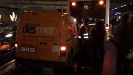 Metrobüs Yolunda Kaza! Minibüs, Duraktaki Araca Arkadan Çarptı