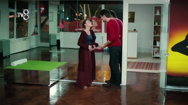 Kaçak Gelinler 23 Bölüm - Almila ile Akif, ayrılmamak için başkalarını ayırıyor!