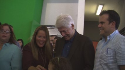 Bill Clinton visita zona devastada por ciclón en Puerto Rico
